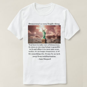 Camiseta La democracia es algo muy frágil.