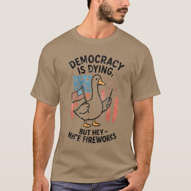 Camiseta La Democracia Está Muriendo Pero Hey Bonitos Fuego (Anverso)