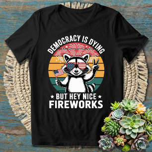 Camiseta La divertida democracia patriótica muere el 4 de j