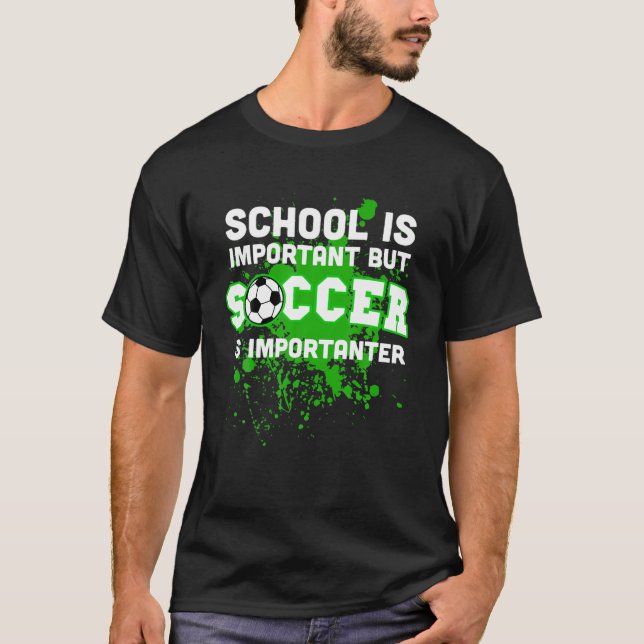 Camiseta La divertida escuela es importante, pero el fútbol (Anverso)