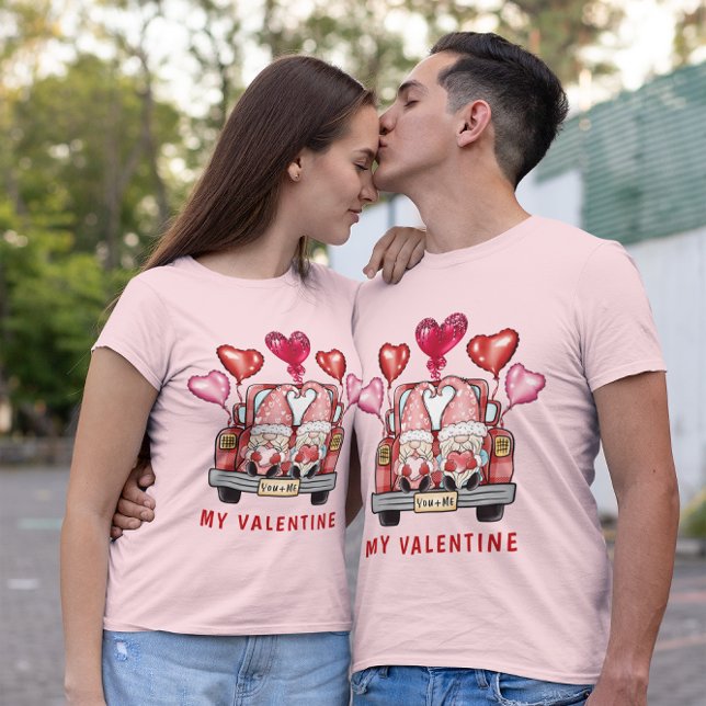 Camiseta La dulce pareja de gnome en un camión mi San Valen (Sweet Gnome Couple in Truck My Valentine Unisex T-Shirt)