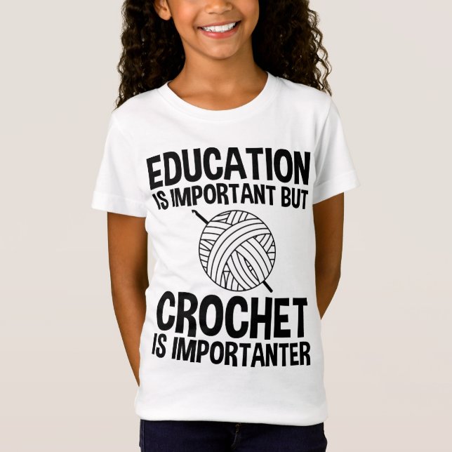 Camiseta La Educación Es Importante, Pero Crochet Es Import (Anverso)