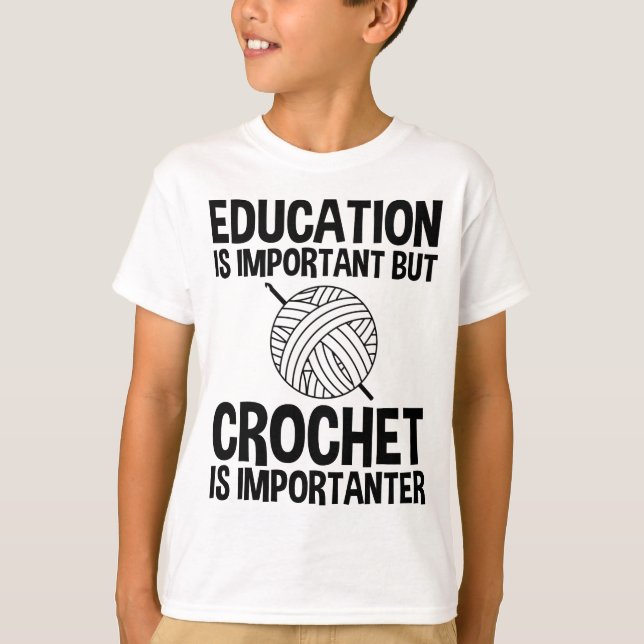 Camiseta La Educación Es Importante, Pero Crochet Es Import (Anverso)