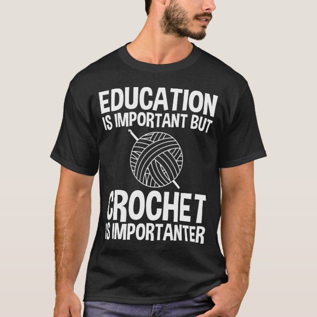 Camiseta La Educación Es Importante, Pero Crochet Es Import (Anverso)