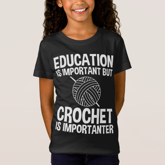 Camiseta La Educación Es Importante, Pero Crochet Es Import (Anverso)