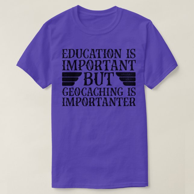 Camiseta La Educación Es Importante, Pero La Geocalización  (Diseño del anverso)