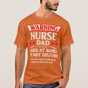 Camiseta La enfermera que advierte que papá trabaja duro no