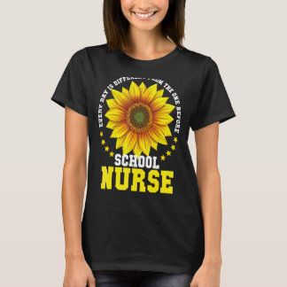 Camiseta La Enfermería Escolar Cada Día Es Diferente Del Dí