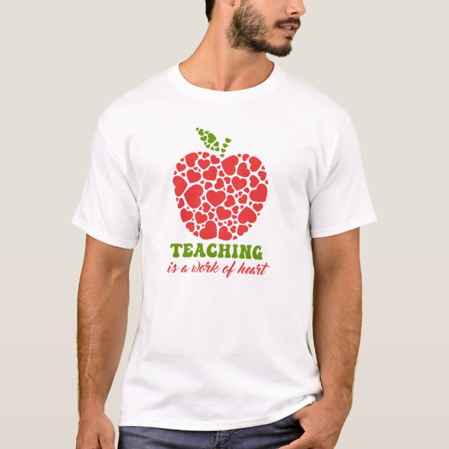 Camiseta La enseñanza es una obra de la manzana del corazón (Anverso)