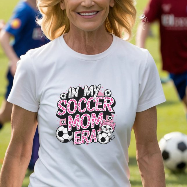 Camiseta La era de la mamá del fútbol (Soccer Mom Era T-Shirt - Perfect for Cat-Loving Soccer Moms!)