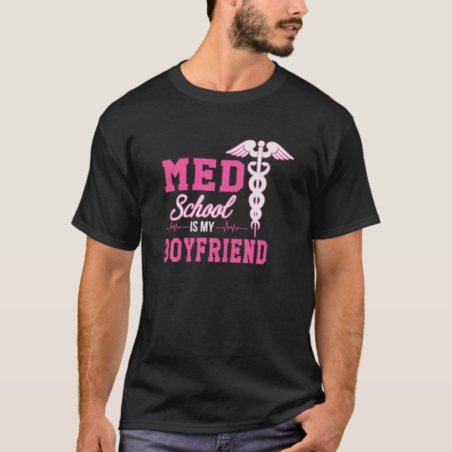 Camiseta La Escuela Med Es Mi Novio Médica Futuro Predicho  (Anverso)