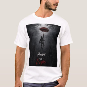 Camiseta “La esperanza es frágil: aferrarse mientras todo s