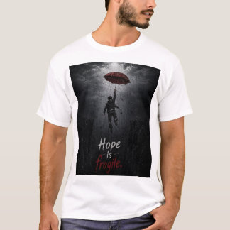 Camiseta “La esperanza es frágil: aferrarse mientras todo s