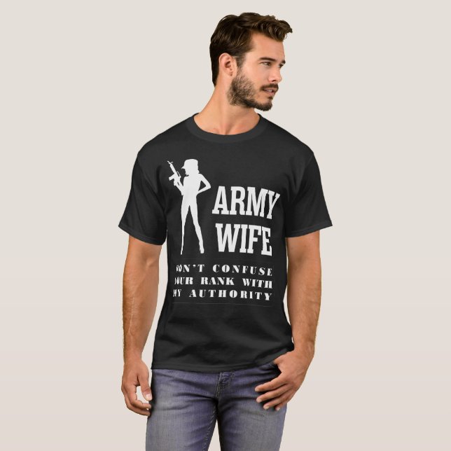Camiseta La esposa del ejército no confunde a la fila con (Anverso completo)