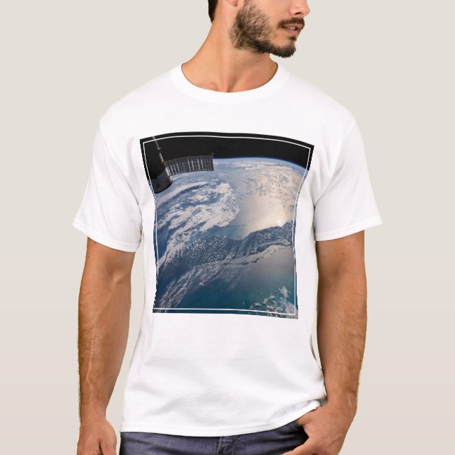 Camiseta La Estación Espacial Internacional Sobre El Atlánt (Anverso)