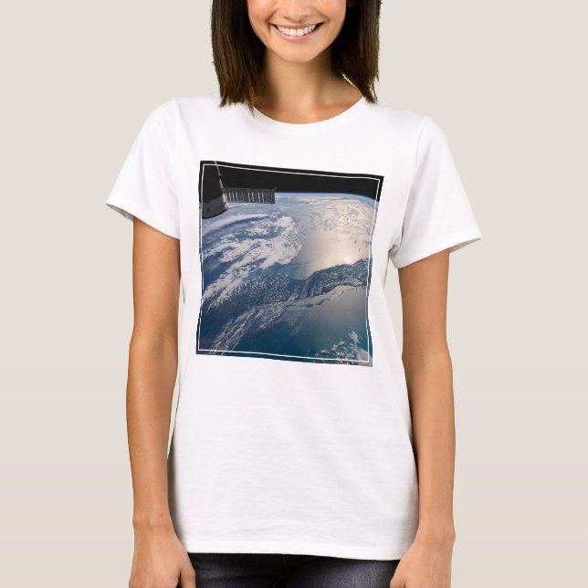 Camiseta La Estación Espacial Internacional Sobre El Atlánt (Anverso)