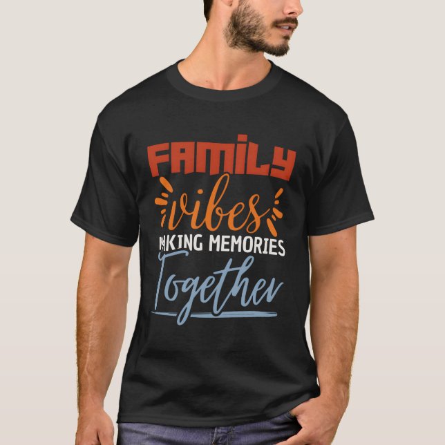 Camiseta La Familia Está Haciendo Recuerdos Juntos La Reuni (Anverso)