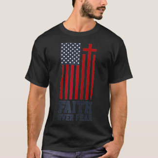 Camiseta La fe de la bandera estadounidense por el miedo qu