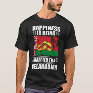 Camiseta La Felicidad Está Siendo Casada Con Un Bielorruso