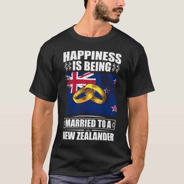 Camiseta La Felicidad Está Siendo Casada Con Un Nuevo Zelan (Anverso)