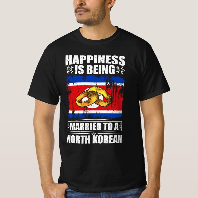 Camiseta La Felicidad Se Casa Con Un Norcoreano (Anverso)