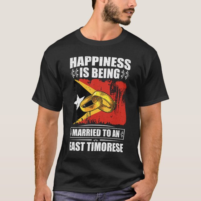 Camiseta La Felicidad Se Casa Con Un Timorense Oriental (Anverso)