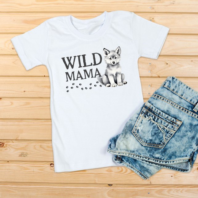 Camiseta La fiesta de cumpleaños del lobo salvaje de mamá C (Wild mama Cute wolf cub wolf themed birthday party T-Shirt family photoshoot shirt two wild one)