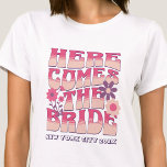 Camiseta La Fiesta De La Bachillerato Aquí Viene La Novia G<br><div class="desc">Haga un chapuzón en su próxima fiesta de soltera con esta impresionante fiesta de soltera personalizada. Ya sea que esté celebrando un viaje en barca, unas vacaciones en chica o unas vacaciones con los mejores amigos, esta personalizado camiseta de despedida de soltera es el complemento perfecto para su escapada inolvidable....</div>