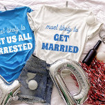 Camiseta La Fiesta De La Bachillerato Probablemente Se Case<br><div class="desc">¡Traiga un toque de alegría a las fiestas de la soltera con este encantador diseño de camisetas de personalizable! Con la frase "lo más probable es que se CASEN" con letras azules vibrantes en un fondo blanco y nítido, este diseño es a la vez dulce y elegante. Es una elección...</div>