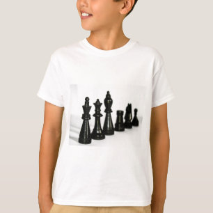 Camiseta La figura negra del ajedrez junta las piezas de