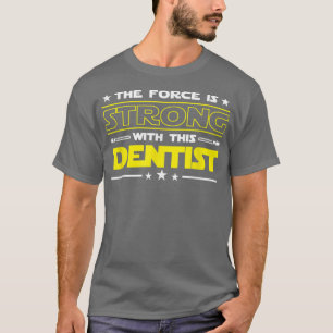 Camiseta La fuerza es fuerte con este gracioso trabajo de d