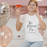 Camiseta La futura señora y su nombre | Regalo moderno de b<br><div class="desc">Presentamos "The Future Mrs. and Your Name" (La futura señora y su nombre) Un juego de regalos de belleza modernos de Zazzle. Celebra la alegre ocasión de la futura señora con un regalo de belleza moderno de Zazzle que combina lujo, personalización y estilo. Este exclusivo juego de regalos está diseñado...</div>