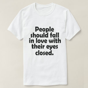 Camiseta La Gente Debería Enamorarse De Los Ojos Cerrados