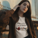 Camiseta La gracia del Whisperer de pollo<br><div class="desc">Gracioso diseño de camisetas para los amantes del pollo y los granjeros con ilustracion de gallinas a la acuarela y una chica con un texto que dice "el susurrador de pollo"</div>