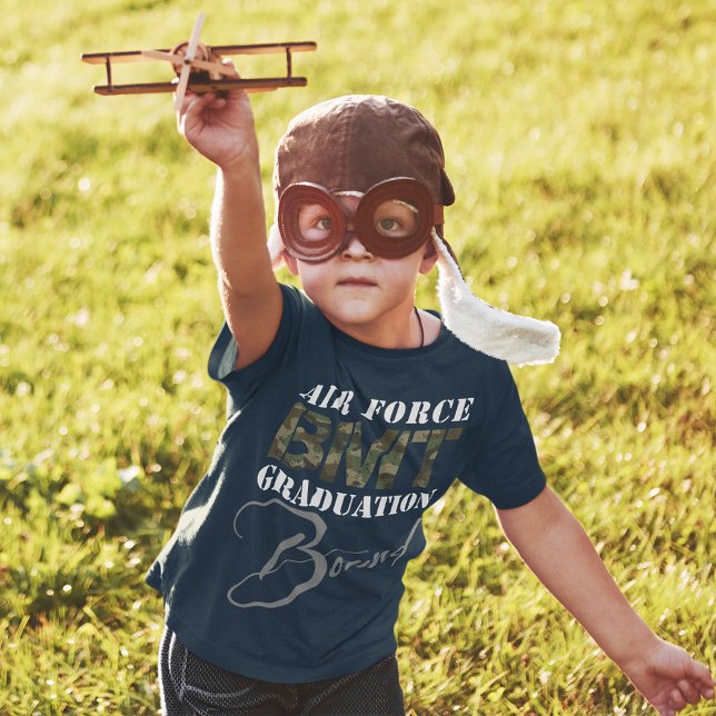 Camiseta La graduación de la Fuerza Aérea de los Niños BMT  (Kids' Air Force BMT Graduation Bound boys travel t-shirt, basic military training, Airman, dark back)