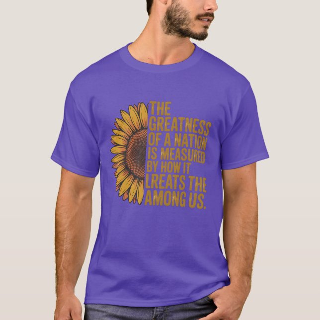 CAMISETA LA GRAN NACIÓN SE MIDE MEDIANTE LA FORMA EN QUE SE (Anverso)