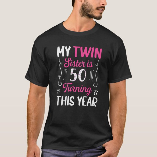 Camiseta La Hermana Gemela Tiene 50 Veces Este Año... (Anverso)