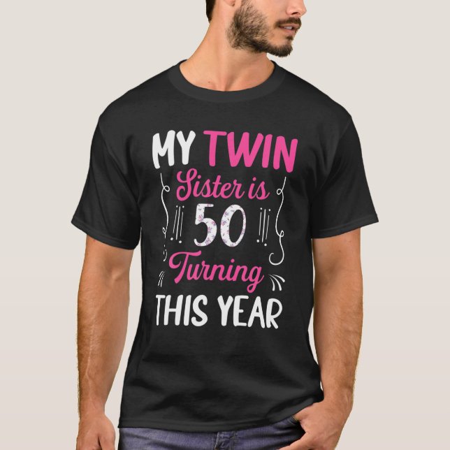 Camiseta La Hermana Gemela Tiene 50 Veces Este Año Cita 50  (Anverso)