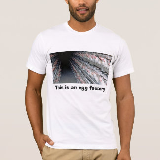 Camiseta La jaula de batería, ésta es una fábrica del huevo