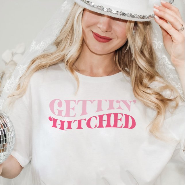Camiseta La lechona rosa Gettin golpea a la fiesta de la so (Gettin Hitched Bachelorette Party Shirt)