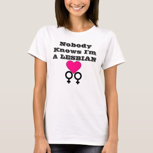 Camiseta la lesbiana, nadie, sabe que soy, UNA LESBIANA (Anverso)