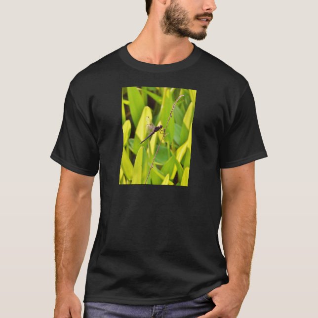 Camiseta La libélula azul y la negra sobre la hierba. (Anverso)