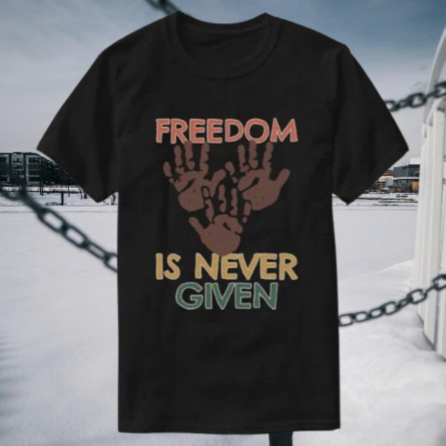 Camiseta La libertad nunca se da (Subido por el creador)