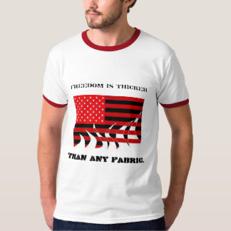 Camiseta La libertad quema a través de cualquier bandera.