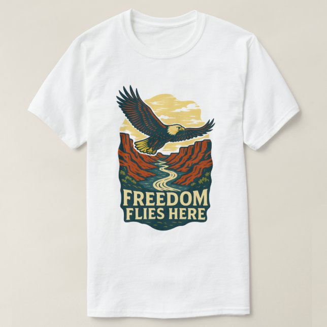 Camiseta La libertad vuela aquí arte retro águila (Diseño del anverso)