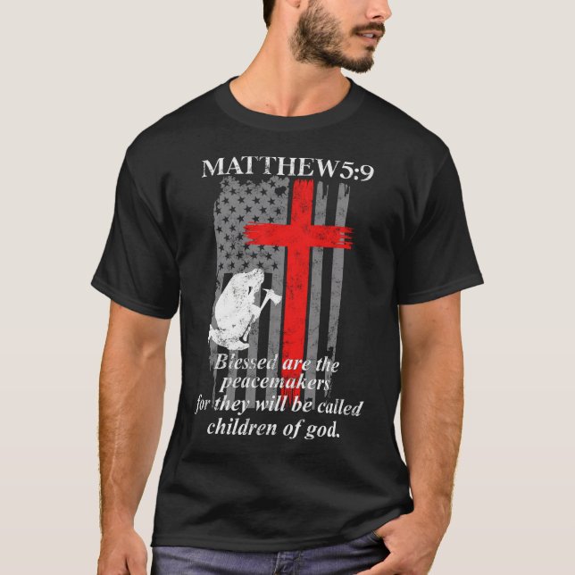 Camiseta La línea roja delgada de fuego cruza la biblia con (Anverso)