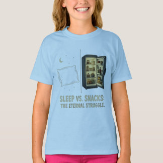 Camiseta La Lucha Eterna Entre Dormir y Snacks