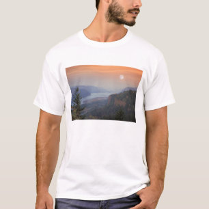 Camiseta La luna cuelga en el cielo sobre la Vista