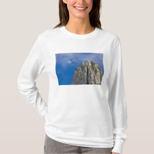 Camiseta La luna sale y brilla a través de las nubes