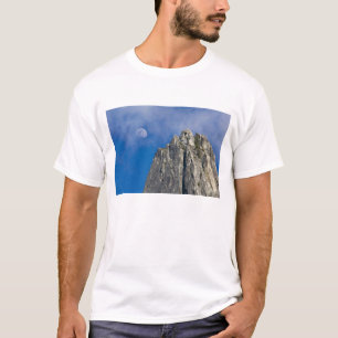 Camiseta La luna sale y brilla a través de las nubes